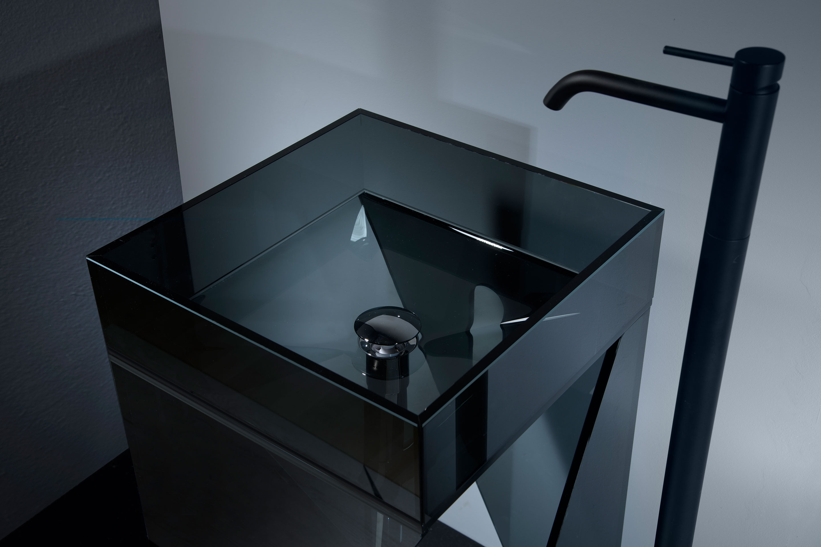 Artelinea Dicroico collection | freestanding
